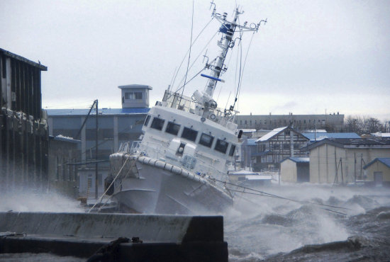 CLIMA. Embarcaciones pequeas son azotadas por la tormenta en la isla de Hokkaido.