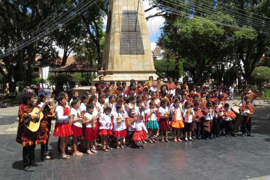 TALENTO. Los jvenes artistas que ayer salieron por las calles a animar las fiestas de fin de ao.