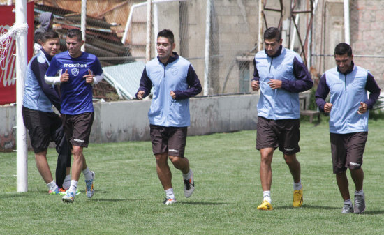 Los jugadores de Bolvar realizaron ayer un trabajo de velocidad. Al lado, el portero lex Arancibia, de Oriente, reemplazara a Arias este domingo.