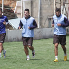 Los jugadores de Bolvar realizaron ayer un trabajo de velocidad. Al lado, el portero lex Arancibia, de Oriente, reemplazara a Arias este domingo.