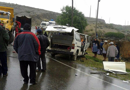 ACCIDENTE. La volqueta choc a minibs.