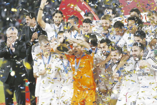 El portero y capitn del Real Madrid, Iker Casillas (c), levanta el trofeo de campen del Mundial de Clubes rodeado de sus compaeros.