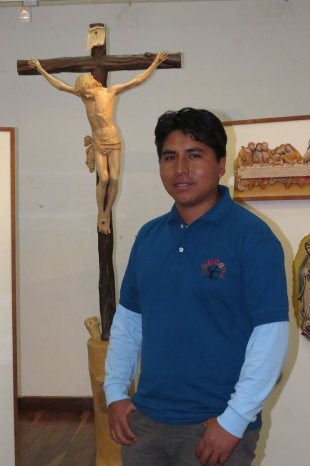 ARTESANO. Hctor Colque exhibe sus tallados en la exposicin de Don Bosco en Sucre.