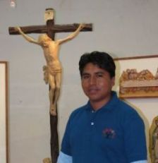 ARTESANO. Hctor Colque exhibe sus tallados en la exposicin de Don Bosco en Sucre.