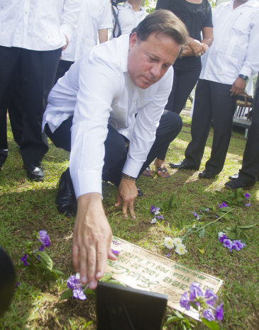 HOMENAJE. Varela en el cementerio.