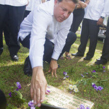 HOMENAJE. Varela en el cementerio.