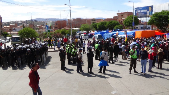 PATRULLAJE. Los efectivos policiales, al mando de su Comandante interino se reunieron con los comerciantes en el frontis del estadio Patria donde acordaron la no intervencin.