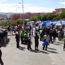 PATRULLAJE. Los efectivos policiales, al mando de su Comandante interino se reunieron con los comerciantes en el frontis del estadio Patria donde acordaron la no intervencin.