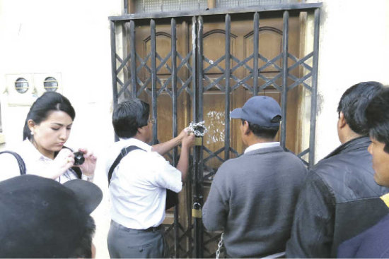 CERRADAS. Las principales puertas de acceso a la sede de la FUTPOCH se mantienen cerradas.