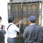 CERRADAS. Las principales puertas de acceso a la sede de la FUTPOCH se mantienen cerradas.