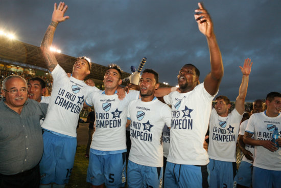 La celebracin de los jugadores celestes anoche, luego de recibir sus medallas y trofeo de campen del torneo Apertura 2014-2015 de la Liga.