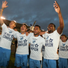 La celebracin de los jugadores celestes anoche, luego de recibir sus medallas y trofeo de campen del torneo Apertura 2014-2015 de la Liga.