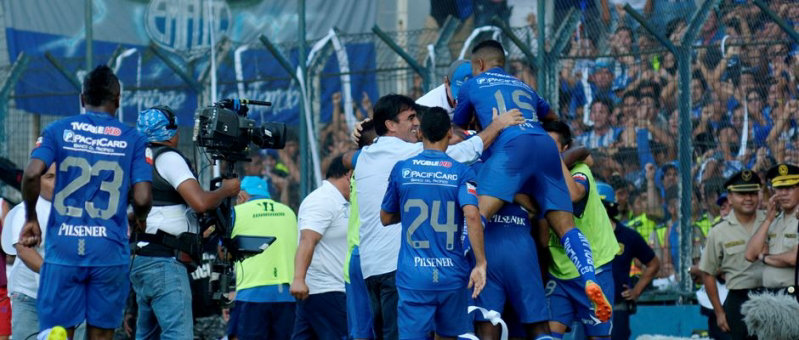 Gustavo Quinteros festeja con su plantel el bicampeonato obtenido.