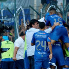 Gustavo Quinteros festeja con su plantel el bicampeonato obtenido.