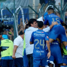 Gustavo Quinteros festeja con su plantel el bicampeonato obtenido.