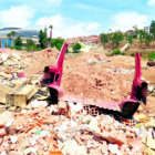 contraste. En medio del basural se aprecia una milllonaria inversin en infraestructura deportiva. El lugar despide malos olores y es criadero de cerdos, ratones y moscas.