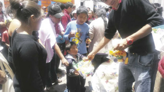 SOLIDARIDAD. La comunidad universitaria comparti chocolatada y juguetes con nios.