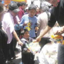 SOLIDARIDAD. La comunidad universitaria comparti chocolatada y juguetes con nios.