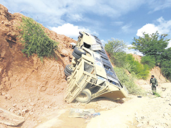 ACCIDENTE. Un descuido provoc el embarrancamiento del bus Trans Capital.