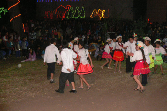 ADORACIN. Los nios durante el festival de chuntunquis en el Palacete de El Guereo.