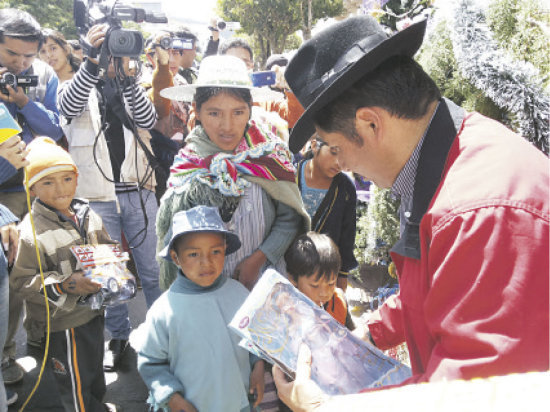 NIOS. Los primeros de la fila recibieron regalos de manos del gobernador Esteban Urquizu.