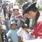 NIOS. Los primeros de la fila recibieron regalos de manos del gobernador Esteban Urquizu.