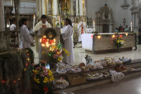 FIESTA. La misa en homenaje al nacimiento de Jesucristo en presencia de los feligreses.