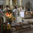 FIESTA. La misa en homenaje al nacimiento de Jesucristo en presencia de los feligreses.