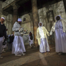 PEREGRINOS. Cristianos llegados de Nigeria acuden a rezar a la iglesia de la Natividad.