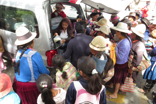 MIGRACIN. Las familias viajan largos tramos para recibir la solidaridad de la poblacin.