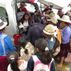 MIGRACIN. Las familias viajan largos tramos para recibir la solidaridad de la poblacin.