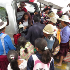 MIGRACIN. Las familias viajan largos tramos para recibir la solidaridad de la poblacin.