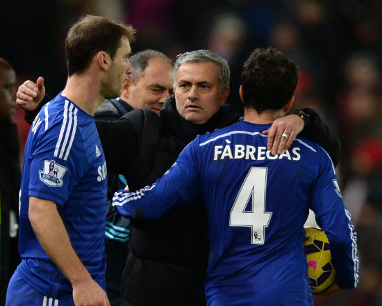 El director tcnico del Chelsea, Jose Mourinho (c), junto a sus jugadores Cesc Fabregas (d) y Branislav Ivanovic.