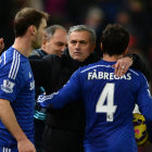 El director tcnico del Chelsea, Jose Mourinho (c), junto a sus jugadores Cesc Fabregas (d) y Branislav Ivanovic.