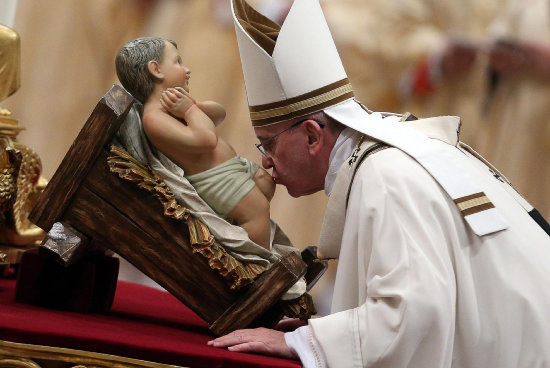 EUCARISTA. El Papa Francisco celebra la misa de Gallo en la Baslica de San Pedro en el Vaticano.