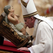 EUCARISTA. El Papa Francisco celebra la misa de Gallo en la Baslica de San Pedro en el Vaticano.