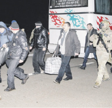 INTERCAMBIO. Separatistas prorrusos que fueron capturados por las fuerzas de Ucrania.