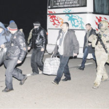 INTERCAMBIO. Separatistas prorrusos que fueron capturados por las fuerzas de Ucrania.