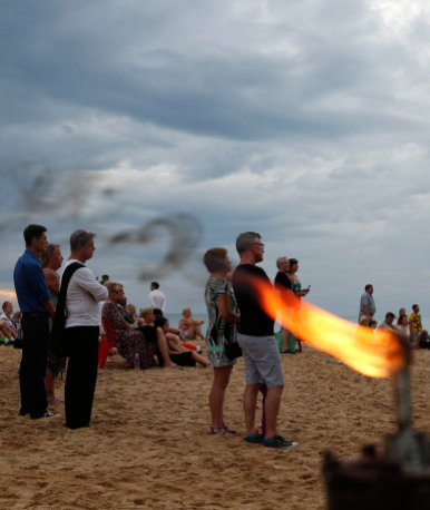 HOMENAJE. Varias personas participan en una vigilia en Khao Lak, Tailandia.