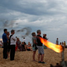 HOMENAJE. Varias personas participan en una vigilia en Khao Lak, Tailandia.