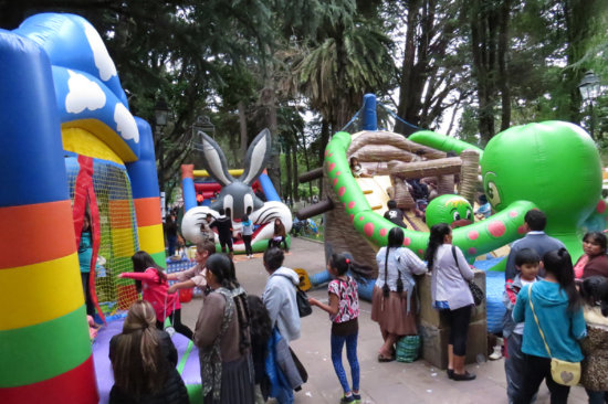 DESORDEN. Muchos juegos inflables fueron instalados en los pasillos del parque Bolvar.