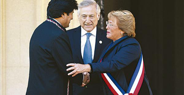 VISITA. El presidente Evo Morales asiste al acto de posesin de la presidenta chilena.