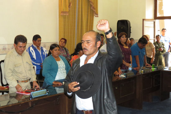 POSESIN. Jaime Crdenas jur al cargo de gobernador de Chuquisaca tras recibir el apoyo de 14 de los 21 asamblestas departamentales, en una sesin extraordinaria que se realiz ayer.