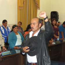 POSESIN. Jaime Crdenas jur al cargo de gobernador de Chuquisaca tras recibir el apoyo de 14 de los 21 asamblestas departamentales, en una sesin extraordinaria que se realiz ayer.