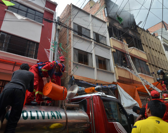 SUSTO. El incendio se produjo en una zona cercana al popular mercado Uyustus.