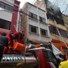 SUSTO. El incendio se produjo en una zona cercana al popular mercado Uyustus.