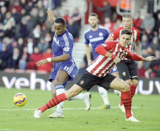 El jugador marfileo del Chelsea, Didier Drogba (i), protege el baln ante la marca de un rival.