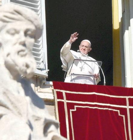 SALUDO. El Papa frente a miles de fieles en la plaza San Pedro de El Vaticano, ayer.