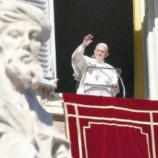 SALUDO. El Papa frente a miles de fieles en la plaza San Pedro de El Vaticano, ayer.