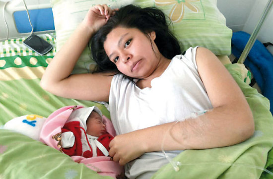 NACIMIENTO. Mayra Mjica junto a su nia Camila Andrea Barriga en el hospital Jaime Snchez Prcel, ayer por la tarde.